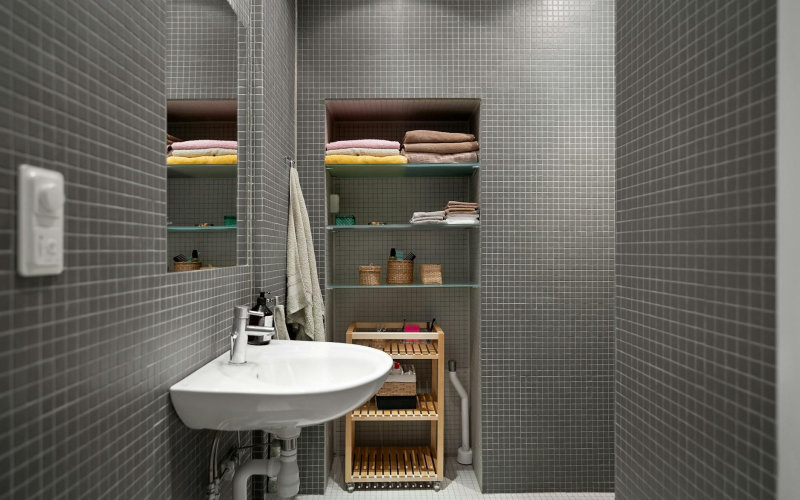 How to Organize a Small Bathroom With Zero Counter Space Using Affordable Vertical Storage Solutions How to Organize a Small Bathroom With Zero Counter Space Using Affordable Vertical Storage Solutions